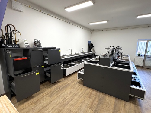 Vystavené kuchyňské dřezy a baterie v showroomu